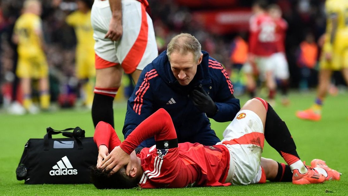 Lisandro Martinez cedera, terancam absen lama bela Manchester United (REUTERS/Peter Powell)