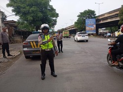 Lokasi Rawan Pengendara Lawan Arah di Jakbar Kini Dijaga Polisi
