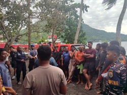 Kapal Nelayan Tenggelam Dihantam Ombak di Maluku Tengah, 11 ABK Selamat