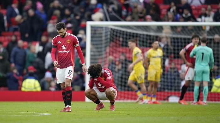 Manchester United's Bruno Fernandes, left, and teammate Joshua Zirkzee react after their loss during the English Premier League soccer match against Crystal Palace at Old Trafford stadium in Manchester, England, Sunday, Feb. 2, 2025. (AP Photo/Dave Thompson)