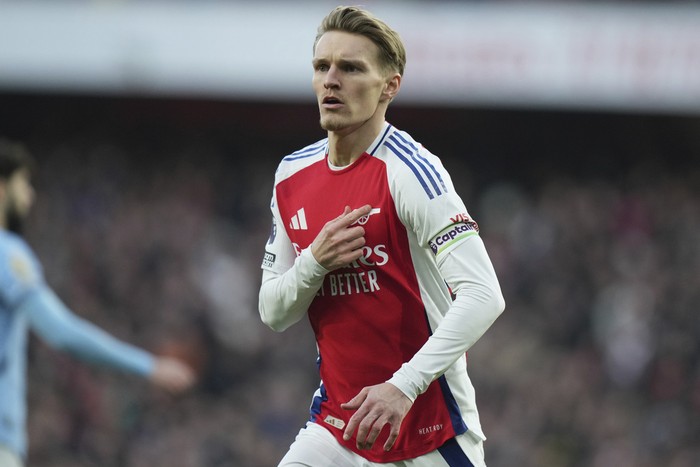 Arsenals Martin Odegaard celebrates scoring his sides opening goal during the English Premier League soccer match between Arsenal and Manchester City at the Emirates stadium in London, Sunday, Feb. 2, 2025. (AP Photo/Alastair Grant)