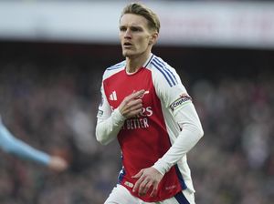 Pinta Odegaard ke Para Fans Arsenal Pinta Odegaard ke Para Fans Arsenal