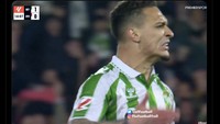 Baru 15 menit berjalan, penetrasi Antony yang diakhiri tendangan on target bikin bola muntah bisa disambar Isco untuk membuat Real Betis unggul. Tidak benar-benar assist sih... Foto: dok. Internet/X (Twitter)