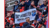 Suporter Arsenal tak ketinggalan bikin banner sindiran stay humble buat Haaland. (Foto: Twitter)