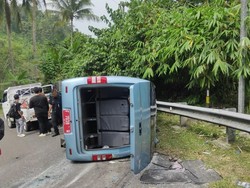 Minibus Terguling di Sukabumi Bawa Rombongan Dekan Unsur Cianjur