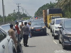 Pria Baju Putih Ngamuk, Mobil Dinas BM 52 Lawan Arus saat Macet di Pekanbaru