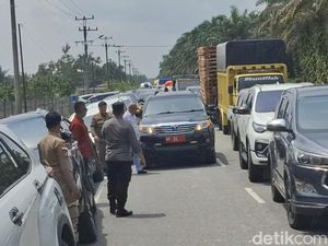 Pria Baju Putih Ngamuk, Mobil Dinas BM 52 Lawan Arus saat Macet di Pekanbaru Pria Baju Putih Ngamuk, Mobil Dinas BM 52 Lawan Arus saat Macet di Pekanbaru
