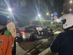 Kronologi Sedan Supra Hantam Tiang Lampu hingga Roboh Timpa Pemotor Dekat HI Kronologi Sedan Supra Hantam Tiang Lampu hingga Roboh Timpa Pemotor Dekat HI