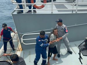 Momen Penyelamatan ABK yang Tenggelam di Perairan Banten Momen Penyelamatan ABK yang Tenggelam di Perairan Banten