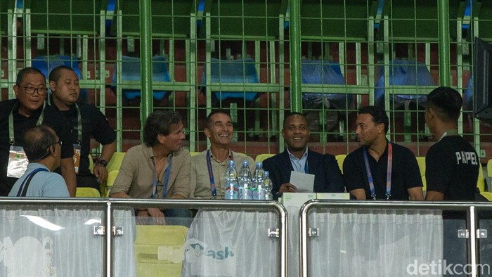 Pelatih Timnas Indonesia Patrick Kluivert ditemani para asistennya memantau jalannya pertandingan Persija Jakarta vs PSBS Biak di Stadion Patriot, Bekasi, Minggu (2/2/2025).
