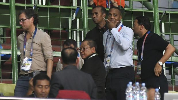 Pelatih Timnas Indonesia Patrick Kluivert (kedua kanan) bersama asisten pelatih  Alex Pastoor (kiri) menonton pertandingan  Liga 1 antara Persija Jakarta melawan PSBS Biak di Stadion Patriot Chandrabhaga, Bekasi, Jawa Barat, Minggu (2/2/2025). Skor berakhir imbang 2-2. ANTARA FOTO/ Fakhri Hermansyah/nz