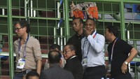 Pada momen itu Patrick Kluivert dan para asisten tampak serius memantau jalannya pertandingan. Sesekali mereka tampak melihat catatan daftar susunan pemain yang dipegang dan berdiskusi. ANTARA FOTO/ Fakhri Hermansyah.  