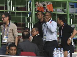 Pada momen itu Patrick Kluivert dan para asisten tampak serius memantau jalannya pertandingan. Sesekali mereka tampak melihat catatan daftar susunan pemain yang dipegang dan berdiskusi. ANTARA FOTO/ Fakhri Hermansyah.  