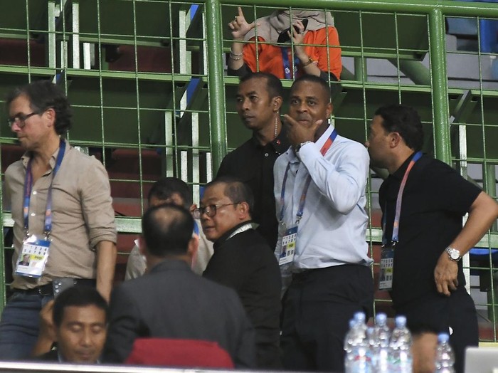 Pelatih Timnas Indonesia Patrick Kluivert (tengah) berbincang dengan official tim pelatih  saat menonton pertandingan  Liga 1 antara Persija Jakarta melawan PSBS Biak di Stadion Patriot Chandrabhaga, Bekasi, Jawa Barat, Minggu (2/2/2025). Skor berakhir imbang 2-2. ANTARA FOTO/ Fakhri Hermansyah/nz