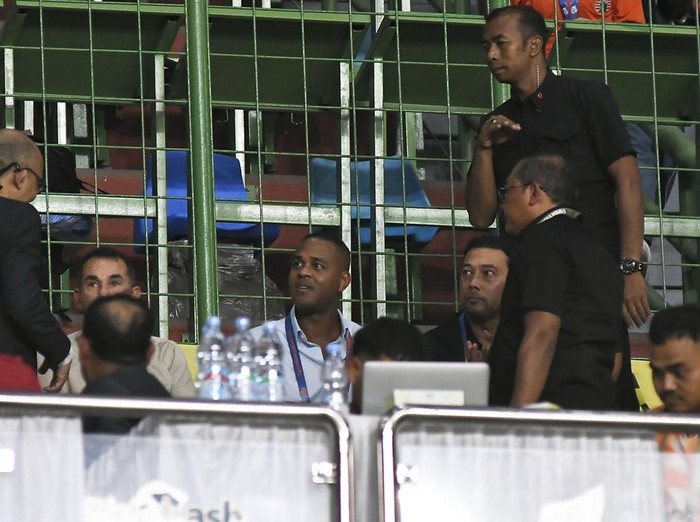 Pelatih Timnas Indonesia Patrick Kluivert (tengah) berbincang dengan official tim pelatih  saat menonton pertandingan  Liga 1 antara Persija Jakarta melawan PSBS Biak di Stadion Patriot Chandrabhaga, Bekasi, Jawa Barat, Minggu (2/2/2025). Skor berakhir imbang 2-2. ANTARA FOTO/ Fakhri Hermansyah/nz