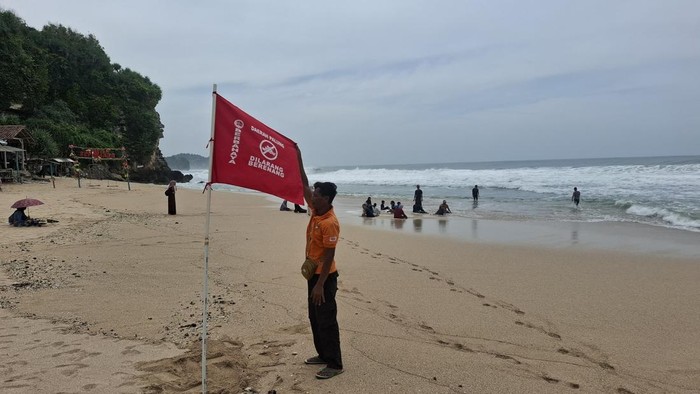 Pemasangan bendera berwarna merah dengan goresan pena perayaan bermain di area palung pantai Gunungkidul. Foto diunggah Senin (3/2/2025). Pemasangan bendera berwarna merah dengan goresan pena perayaan bermain di area palung pantai Gunungkidul. Foto diunggah Senin (3/2/2025).