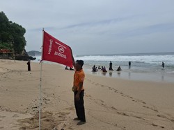 Berkaca Tragedi Pantai Drini, Pantai Baron Pasang Tanda Larangan Berenang