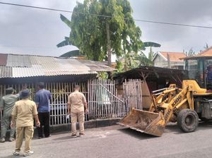 Diduga Jadi Sarang PSK-Narkoba, Puluhan Warung di SGB Bangkalan Dibongkar Diduga Jadi Sarang PSK-Narkoba, Puluhan Warung di SGB Bangkalan Dibongkar