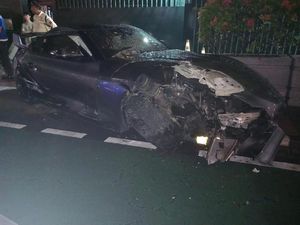 Kecelakaan Mobil Supra di Dekat HI, Tabrak Tiang Lampu hingga Timpa Pemotor Kecelakaan Mobil Supra di Dekat HI, Tabrak Tiang Lampu hingga Timpa Pemotor
