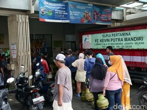 Pengecer Tak Lagi Jual LPG 3 Kg, Warga Antre di Agen Pengecer Tak Lagi Jual LPG 3 Kg, Warga Antre di Agen