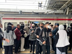 Stasiun Manggarai Tetap Ramai Pagi Ini Usai Jadwal Terbaru KRL Berlaku