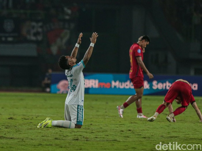 Persija Jakarta harus puas dengan satu poin saat menjamu PSBS Biak Numfor pada lanjutan Liga 1 2024/2025. Melawan 10 pemain, Macan Kemayoran diredam 2-2.