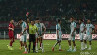 Sial buat PSBS, Velazquez malah harus menyudahi permainannya lebih cepat. Pada menit ke-34, ia menerima kartu merah.
