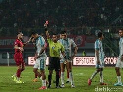 Sial buat PSBS, Velazquez malah harus menyudahi permainannya lebih cepat. Pada menit ke-34, ia menerima kartu merah.