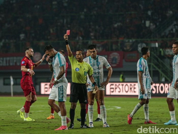 Persija Jakarta harus puas dengan satu poin saat menjamu PSBS Biak Numfor pada lanjutan Liga 1 2024/2025. Melawan 10 pemain, Macan Kemayoran diredam 2-2.
