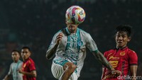 PSBS berbalik unggul pada menit ke-62! Takuya Matsunaga mengoyak gawang Persija yang dikawal Andritany Ardhiyasa.