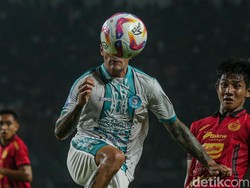 PSBS berbalik unggul pada menit ke-62! Takuya Matsunaga mengoyak gawang Persija yang dikawal Andritany Ardhiyasa.