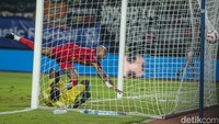 Persija menekan PSBS untuk mengejar gol ketiga. Lalu terjadi drama pada menit terakhir injury time. Persija sempat mencetak gol melalui sambaran Hannan, menyambut bola muntah dari tangkapan gagal kiper John Pigai. Namun wasit menganulirnya, diperkuat dengan on field review VAR, karena terjadi pelanggaran oleh Gustavo ke kiper.