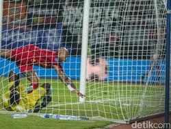Persija menekan PSBS untuk mengejar gol ketiga. Lalu terjadi drama pada menit terakhir injury time. Persija sempat mencetak gol melalui sambaran Hannan, menyambut bola muntah dari tangkapan gagal kiper John Pigai. Namun wasit menganulirnya, diperkuat dengan on field review VAR, karena terjadi pelanggaran oleh Gustavo ke kiper.