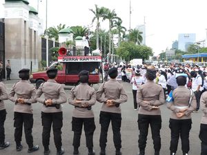 Video: Ada Demo Aliansi Honorer di DPR, Lalin Jalan Gatsu Arah Slipi Macet