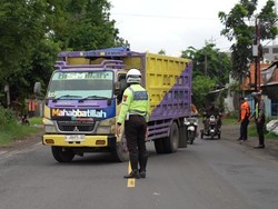Polisi Gresik Batasi Jam Operasional Angkutan Barang demi Cegah Kecelakaan