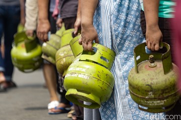 Potret Warga Antre Beli Gas 3Kg di Pamulang Tangsel