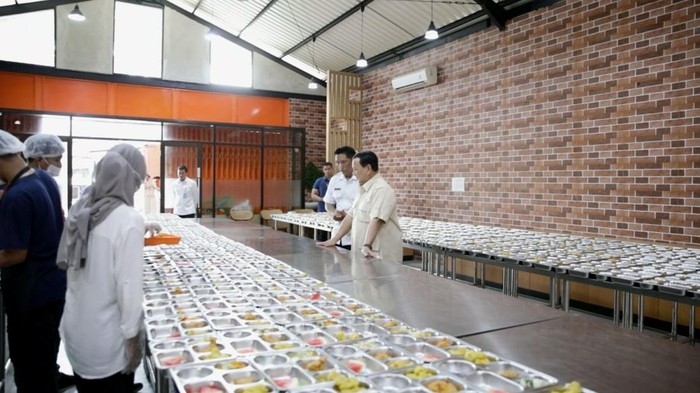 prabowo-tinjau-dapur-makan-bergizi-gratis-di-rawamangun_169.jpeg?w=700&q=90