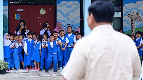 Antusiasme Anak TK dan SD Jaktim Saat Prabowo Kunjungi Makan Bergizi Gratis