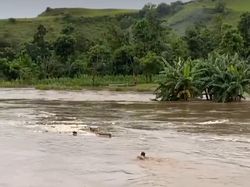 Aksi Nekat Pria Sumba Timur Terobos Banjir demi Selamatkan Sampan