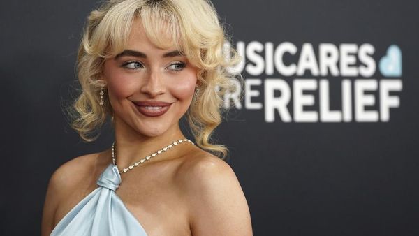 7 Foto Gaya Sabrina Carpenter Pamer Punggung Berhias Kalung Berlian 50 Karat