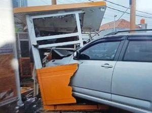 Mobil Seruduk Loket Parkir Apartemen di Depok gegara Salah Injak Pedal Gas