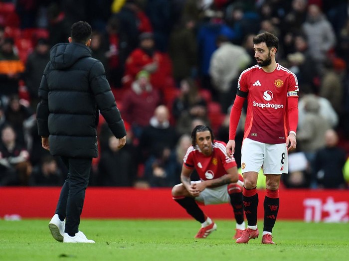 Soccer Football - Premier League - Manchester United v Crystal Palace - Old Trafford, Manchester, Britain - February 2, 2025 Manchester Uniteds Bruno Fernandes looks dejected after the match REUTERS/Peter Powell EDITORIAL USE ONLY. NO USE WITH UNAUTHORIZED AUDIO, VIDEO, DATA, FIXTURE LISTS, CLUB/LEAGUE LOGOS OR LIVE SERVICES. ONLINE IN-MATCH USE LIMITED TO 120 IMAGES, NO VIDEO EMULATION. NO USE IN BETTING, GAMES OR SINGLE CLUB/LEAGUE/PLAYER PUBLICATIONS. PLEASE CONTACT YOUR ACCOUNT REPRESENTATIVE FOR FURTHER DETAILS..