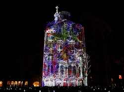 Video Melihat Pertunjukan Video Mapping yang Memukau di Barcelona