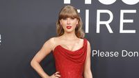 7 Gaya Taylor Swift di Grammy Awards 2025, Rantai di Paha Curi Atensi