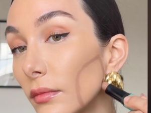 5 Cara Memakai Contour Stick untuk Pemula, Mudah Ditiru