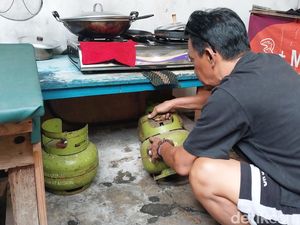 Warga Kota Batu Sambat Sulit Cari Elpiji 3 Kg Sejak Pengecer Ditiadakan Warga Kota Batu Sambat Sulit Cari Elpiji 3 Kg Sejak Pengecer Ditiadakan