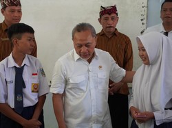 Zulhas Serahkan Gaji Pokok ke Siswa Yatim Piatu & Tidak Mampu di Banyuwangi