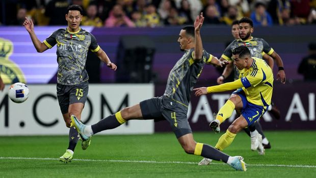 Soccer Football - Asian Champions League - Group B - Al Nassr v Al Wasl - Al-Awwal Park, Riyadh, Saudi Arabia - February 3, 2025 Al Nassr's Cristiano Ronaldo shoots at goal REUTERS/Hamad I Mohammed