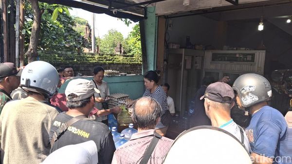 Potret Antrean Warga Denpasar di Pangkalan LPG