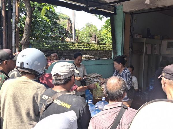 Potret Antrean Warga Denpasar di Pangkalan LPG